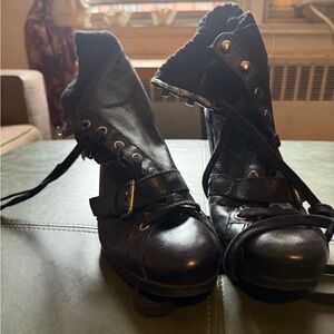 NWOT NINE WEST CUZZA Block Heel Ankle Boots Black Leather in great condition